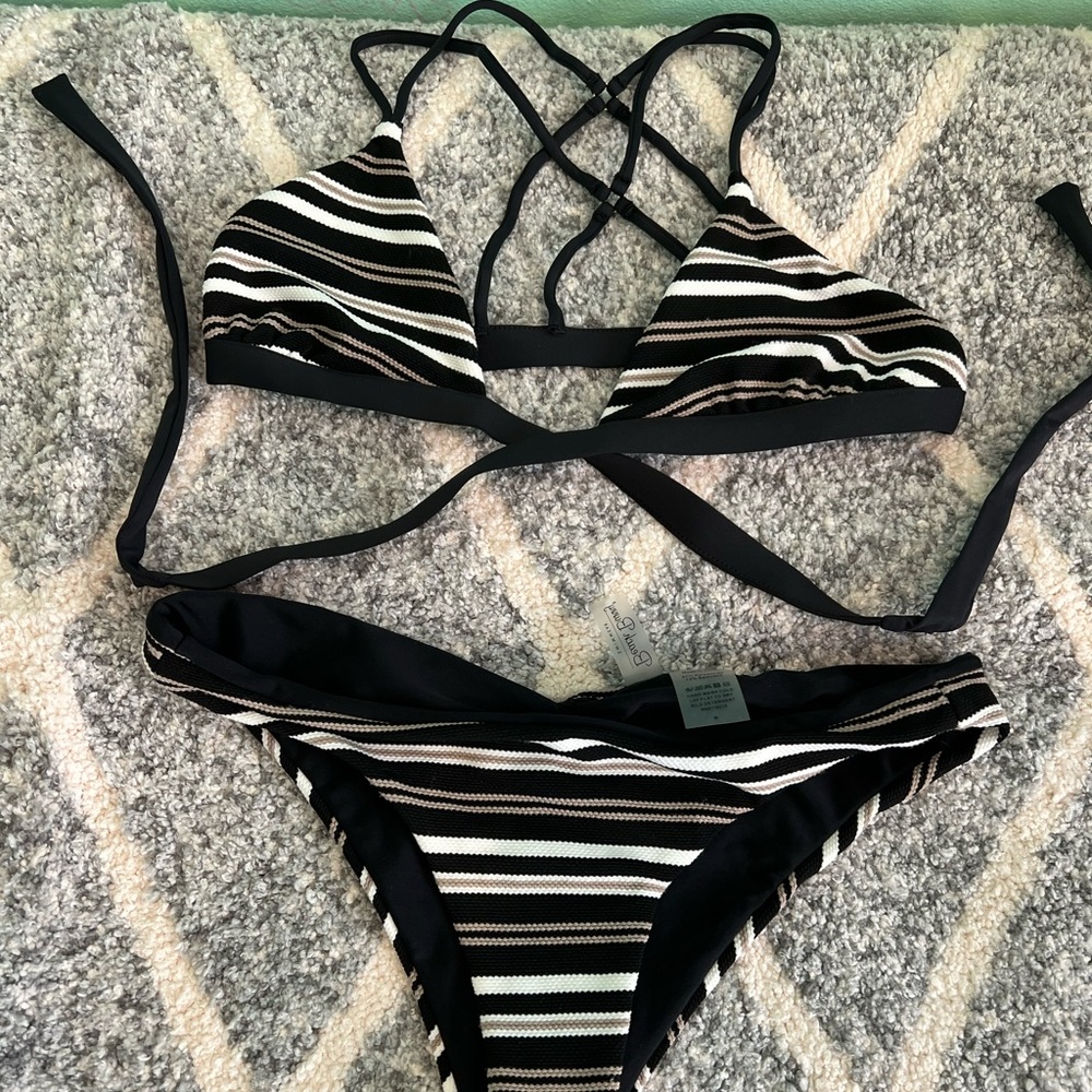 Beach bunny Bikini topM & bottom M
